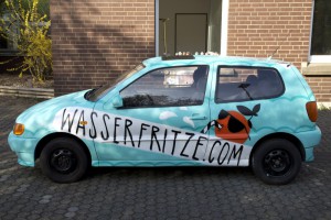 Von Graffiti-Sprayer Farbkombo in Köln angesprühter PKW. Auf dem Fahrzeug ist eine Orange mit Sonnenbrille und Strohalm abgebildet, die aus einem Schriftzug "Wasserfritze" trinkt.