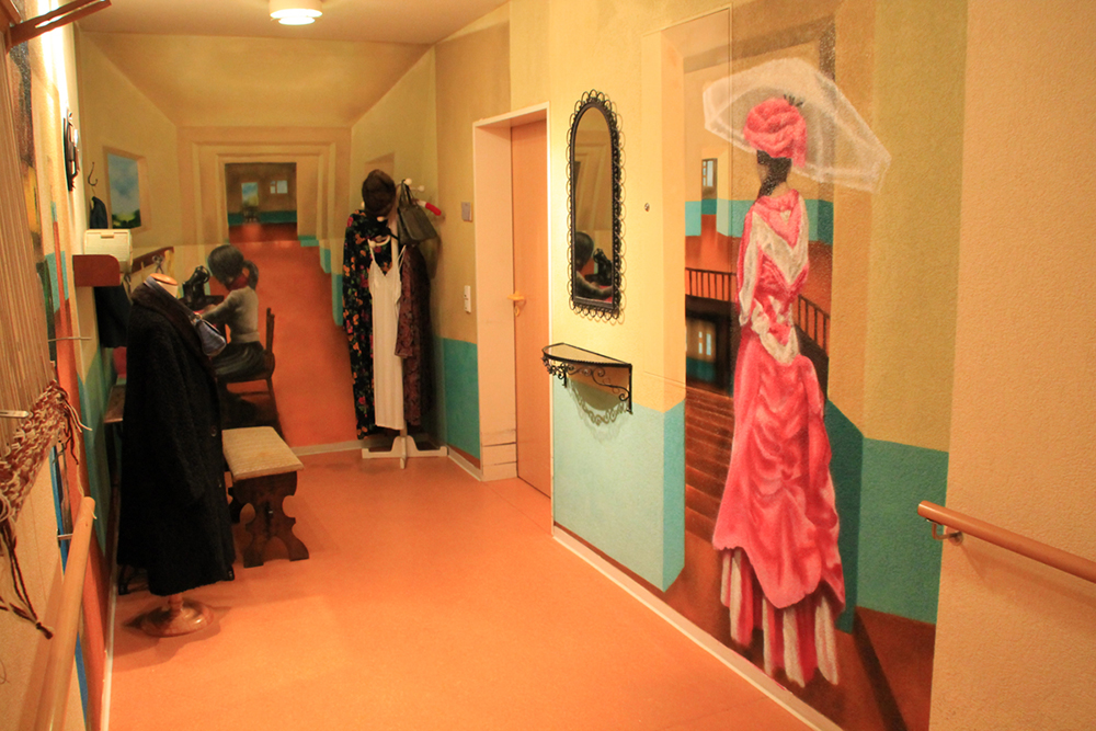 GRAFFITI-KÜNSTLER ODENWALD: Frau im pinken Kleid steigt die Treppe hinab