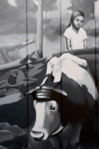 Schwarz-weiß-Darstellung Mädchen auf einem Kuhwagen