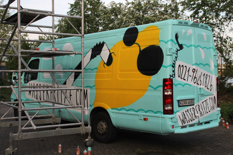 Fahrzeuggestaltung in Köln mittels Spray-Technik.Graffiti als Alternative zu Klebefolien. Abgebildet ist eine Zitrone mit Sonnenbrille, die im Wasser schwimmt. Der Hintergrund ist in Türkiestönen gehalten. 