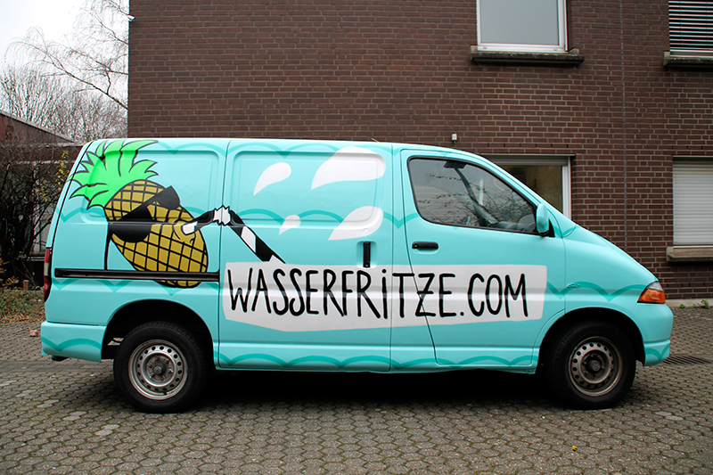 Professionelle Gestaltung von einem Lieferwagen eines Getränkeservice aus Köln durch den Graffiti Künstler Farbkombo. Auf dem türkisblauen Transporter ist eine Ananas abgebildet, die durch einen Strohhalm trinkt.