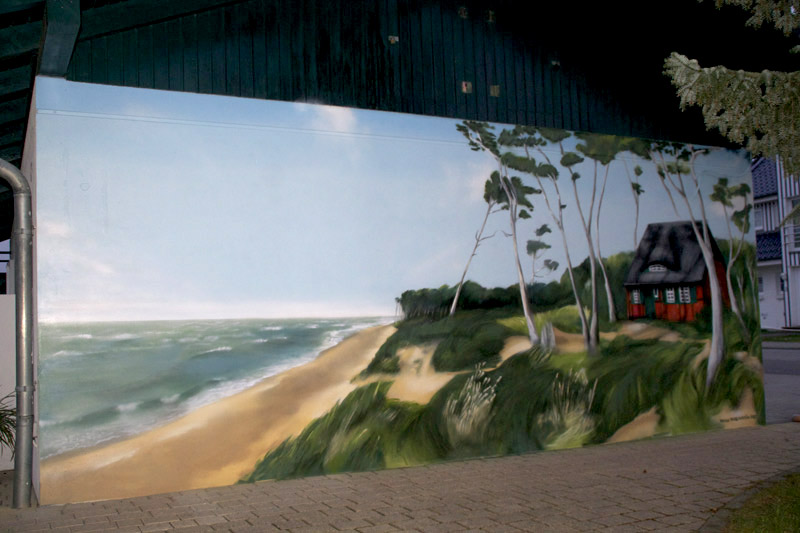 Graffiti-Sprayer Mecklenburg Vorpommern Ostseeküste als Graffiti gesprüht in Born am Darss bei Godewind. Abgebildet ist ein Strandmotiv mit Windflüchtern und einem Ortstypischen "Darss-Haus" im Wald.