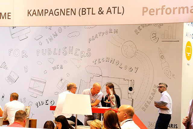 MESSESTANDDESIGN KÖLN DMEXCO: Graffiti auf der Messe. Farbkombo