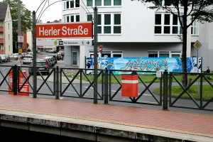 Graffitigestaltung des Sichtschutzes vom Pflegedienst Hand in Hand aus Kunststoff an der Herler Straße Köln