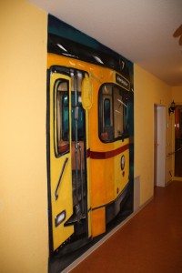 Gelber Straßenbahnwaggon mit offener Tür