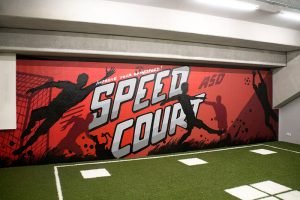 Speed Court Typografie auf rotem Hintergrund mit Fußballspielern