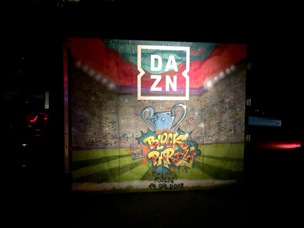 GRAFFITI BEIM EVENT KÖLN. Leinwand für DAZN